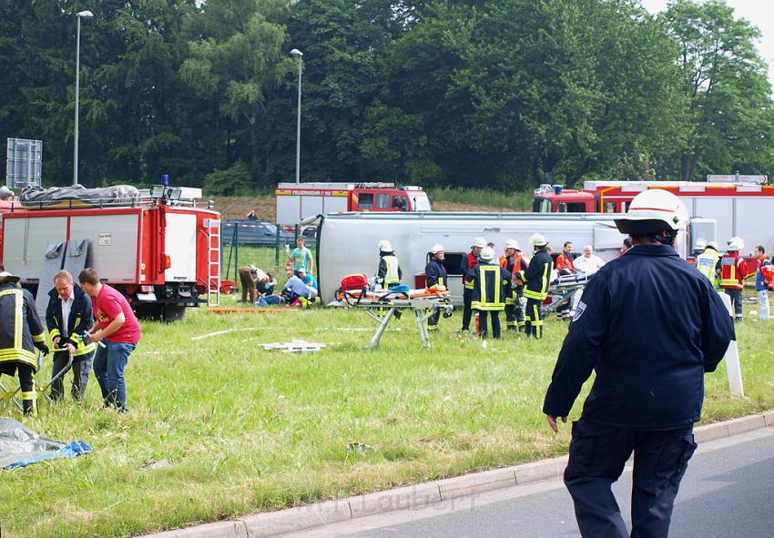 Schwerer Unfall mit Reisebus Lohmar Donrather Dreieck P061.JPG